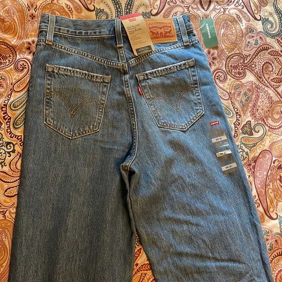 NWT Levi’s high waisted straight jean medium wash with rip at knees - Picture 10 of 11